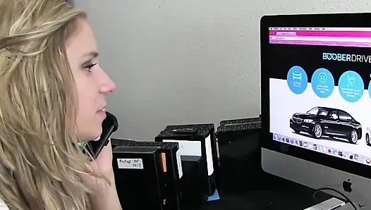 Rachel James şoförlerinin büyük yarağını sikerken ses çıkarıyor!