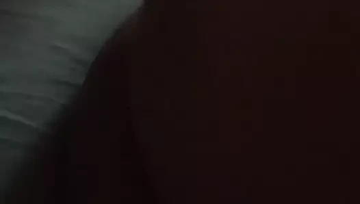 Onu büyük horoz ve ıslak küçük kedi ile onu