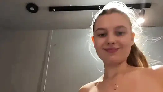 İlk kez riskli bir yerde fışkırtıyor. Kameraya otur