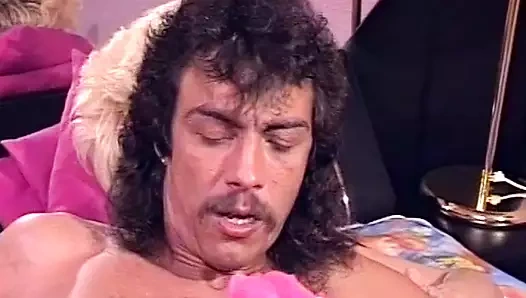 Seksi Alman sürtükler ateşli üçlü sekste büyük yarağı paylaşıyor