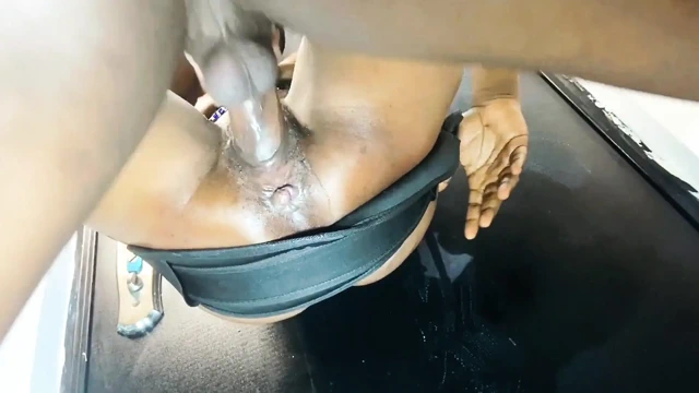 Salıncakta seks ve ciddi sikiş için onu aşağı sabitliyor