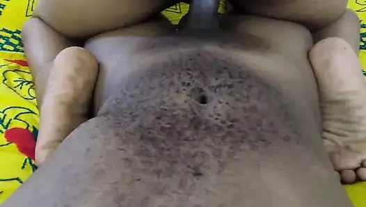 Üvey kız kardeş binme becerilerini gösteriyor!