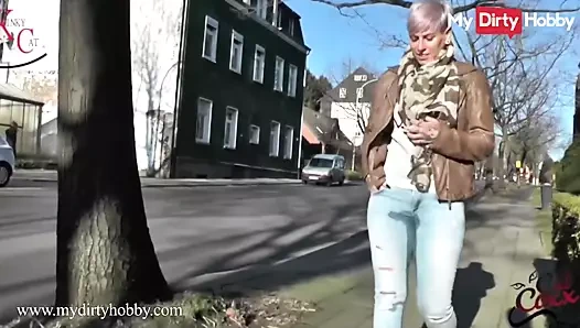 Kedi horoz halka işemek hoşlanır o her fırsatta yapar