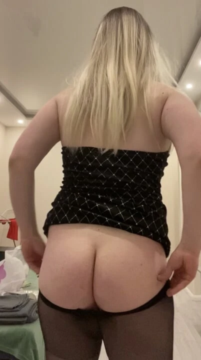Seksi transeksüel evde poz veriyor. Seleksiyon.