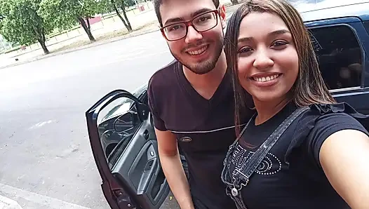 New York Amerika Birleşik Devletleri'nden 18 yaşındaki esmer büyük sarkık memeler üvey erkek kardeşinin büyük yaraklı yaraklarını sikiyor