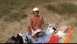 exhibition et masturbation sur la plage