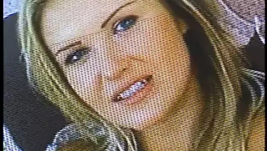 Seksi sarışın lezbiyenler birbirlerinin amlarını yerler ve açık havada dildo-sikiş