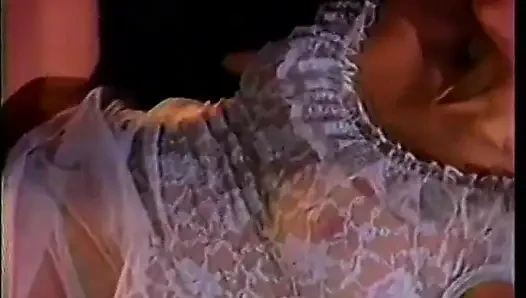 Azgın sarışın yalandıktan sonra büyük sert yarağı gırtlağına kadar alıyor