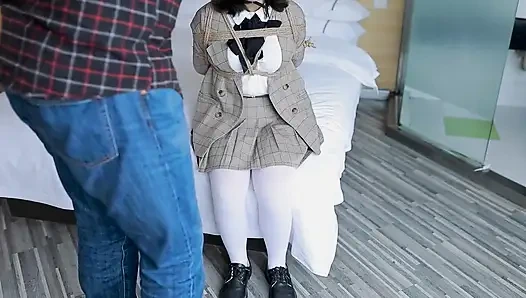 Hui09 - beyaz çoraplı jk kız iplerle yatağa bağlı.