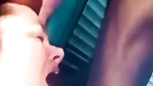 seksi redhead verir darbe iş için büyük siyah horoz