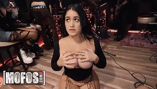 Mofos - büyük memeli nia bleu'nun stüdyo ziyareti sert bir domaltmalı sikiş için dizlerinin üstüne düşerken çıldırıyor