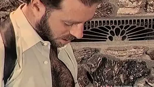 Şömine iç çamaşırı ve seksi sarışın