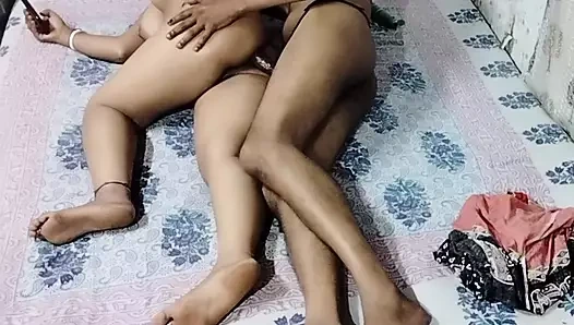 Yatakta götünü sikiyor