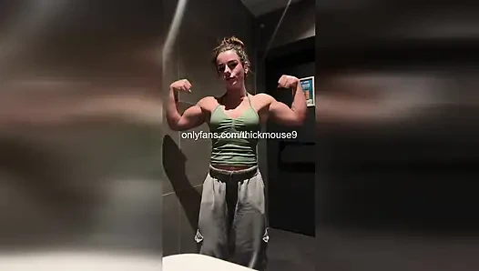 18 år Cheerleader's First Bukkake: 50 Guy Cum Shower!
