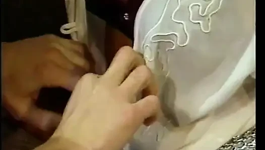 Azgın sarışın her iki deliği de büyük yaraklarla genişletiyor