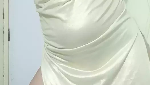 Göğüslerle ateşli dans