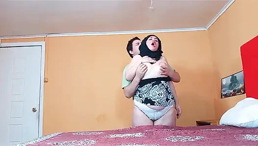 Tesettürlü kadın domaltılarak sikiliyor