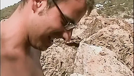 Azgın kızıl saçlı bebek vahşi plajda amcığını parmaklıyor