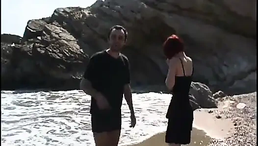 Genç çift plajda romantik bir sikiş filme alıyor