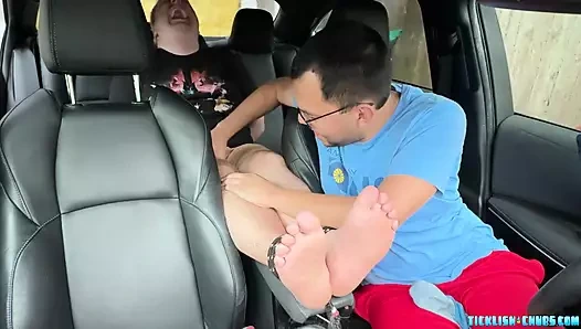 İtaatkar yavru tombul ayı Matt'a hükmederek zevkini aldı