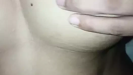 Amcıklı banyo ateşli kızı parmaklıyor