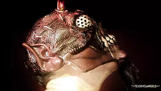 Muhteşem sarışın hatunlarla akıl alıcı bir kostümlü grup seks ve tahrik edici boşalmalar ile yoğun anal seks