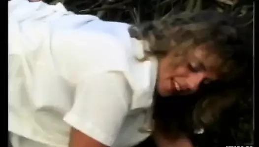 Sarışın hatun pirsingli amını ve göt deliğini plajda bir adama parçalatıyor