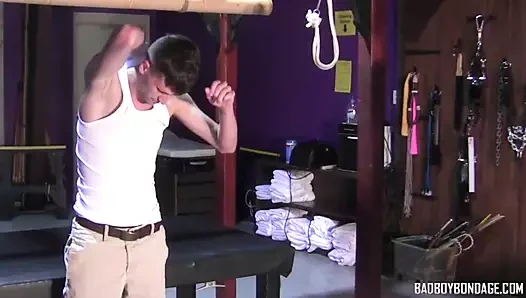 Devin Marcel itaat ediyor ve Damien Öfkesi'nin büyük yarağını emiyor