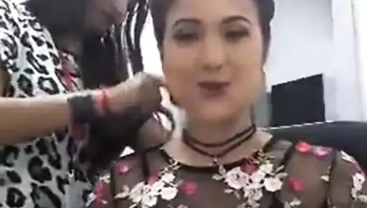 Sürtük parti için hazırlanıyor