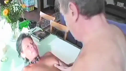 Seksi nine genç bir adam ve kocası tarafından amını sert siktiriyor