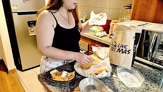 Nicole'ün taco doldurması - karnının büyümesini izle!