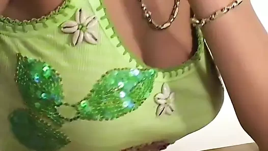 Nikky sarışın mastürbasyon yapıyor ve amıyla oynuyor