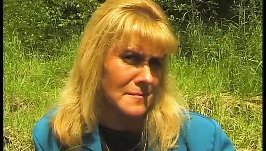 Kıllı sarışın olgun açık havada güzel vakit geçiriyor