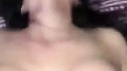 follando a tetona en la cama