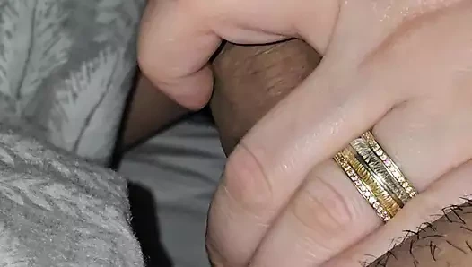 Üvey anne Hintli üvey oğlunun sikini prezervatifsiz elle muamele çekiyor