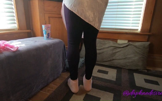 Daphne azdırıyor mor tayt ve saten üst götünü gösteriyor