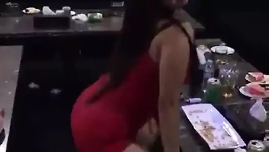 Güzel büyük götlü bayan, şıllık olduğu kadar şirret dans ediyor