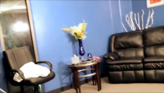 Esmer bebek bacaklarını ayırır ve arkadaşının onu yalamasına izin verir