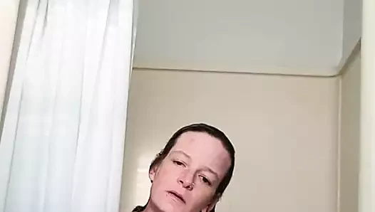 Duşta dildomu sikmeyi seviyorum