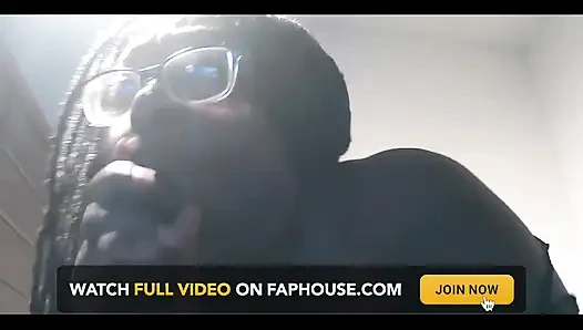 Sahte yarak emmekten nefret ederim.