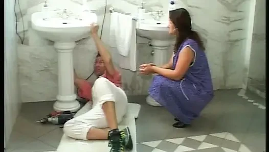 Azgın Alman evli kadın dolgun bir adam tarafından sert sikiliyor