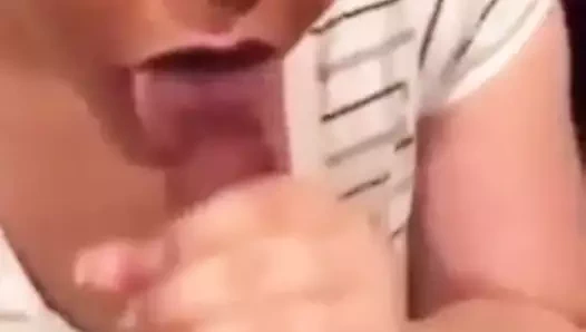 Tombul latin büyük zenci yarağını emiyor ve ağzına boşalıyor