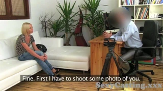 Döküm sarışın hottie milks büyük horoz içinde döküm