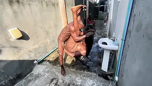 İş arkadaşlarıyla sikişiyor ve oynuyor