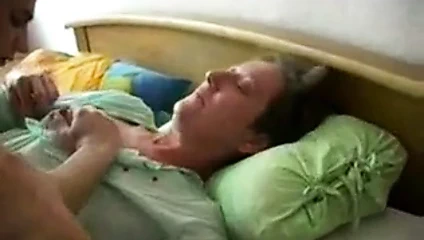 Azgın yaşlı anneanne genç horoz sikikleri ve iyi püskürtülür