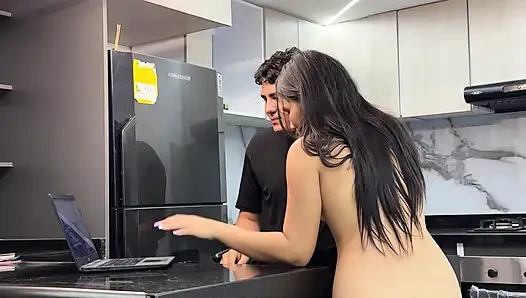 Genç üvey kız kardeşime bilgisayarımla nasıl oynayacaklarını öğretiyorum