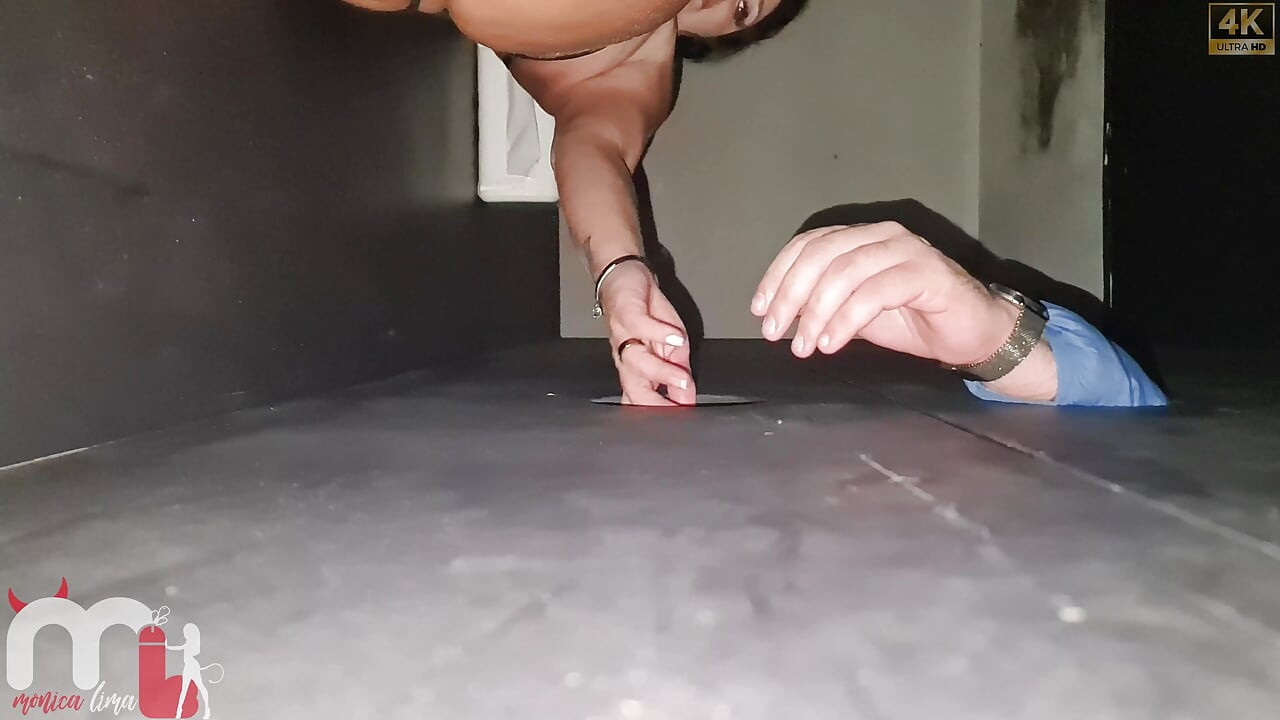 Aldatılmış adam, yabancıdan prezervatifi aldı çünkü penis büyük ve kalın idi.