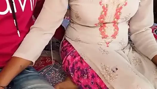 Saali ki maari gand painting karte huye