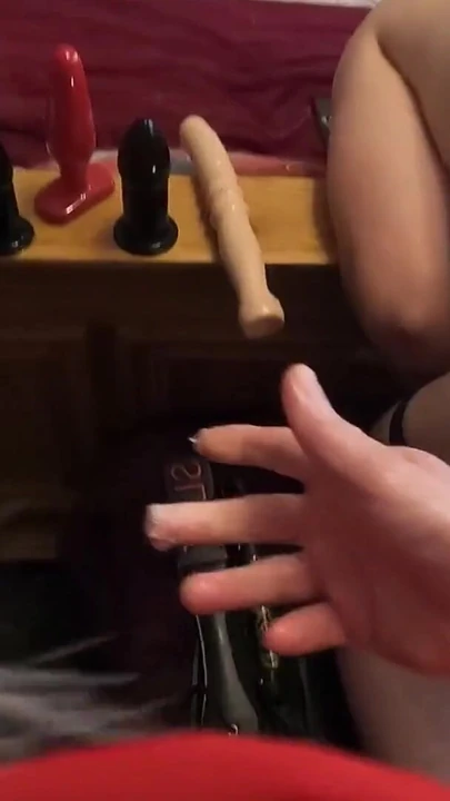 Ключевой момент из "Госпожа Jenna трахает страпоном ее нижнюю шлюшку и открывает задницу с большим дилдо"