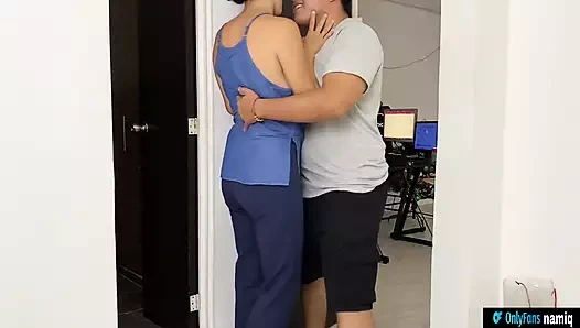 Kahvaltıdan eve geldik ve onu odasında siktim